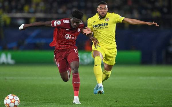 Tonggak Bayern Munich, Alphonso Davies (kiri) bersaingan dengan pemain Villarreal, Arnaut Danjuma Groeneveld semasa aksi Liga Juara-Juara di Estadio de la Ceramica. FOTO: AFP