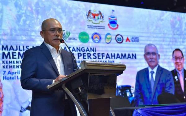 Ronald berucap pada majlis menandatangani MoU untuk membangunkan industi nanas di Kota Kinabalu.