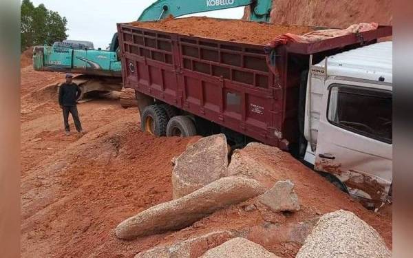 Pemandu lori maut akibat tersepit selepas lori dipandu secara tiba-tiba hilang kawalan. - Foto ihsan Bomba Pahang