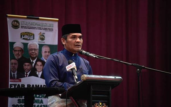 Mohd Radzi menyampaikan ucapan pada Majlis Iftar Ramadan Sempena Sambutan Hari Al-Azhar Sedunia 2022M/M1443H dan Ulang Tahun WOAG Malaysia ke-10 di Dewan Serbaguna, Masjid Wilayah Persekutuan hari ini. Foto Bernama