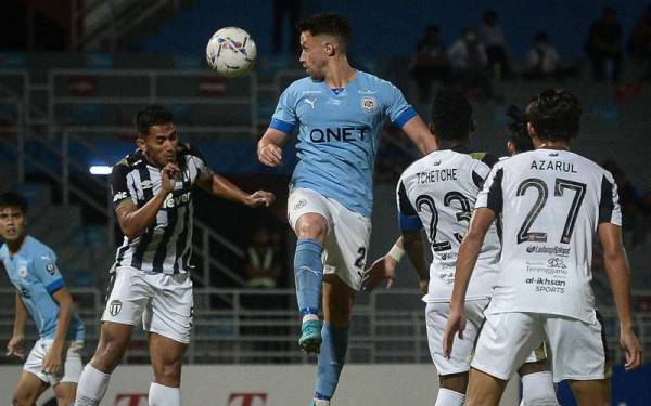 Aksi Darren Lok (tengah) ketika berdepan TFC pada perlawanan Liga Super di Stadium Majlis Bandaraya Petaling Jaya.