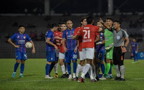 Razlan Joffri memberi arahan keluar padang kepada Kenny selepas dilayangkan kad merah kerana mengasari Velazquez pada saingan Liga Super di Stadium Bolasepak Kuala Lumpur. - Foto BERNAMA