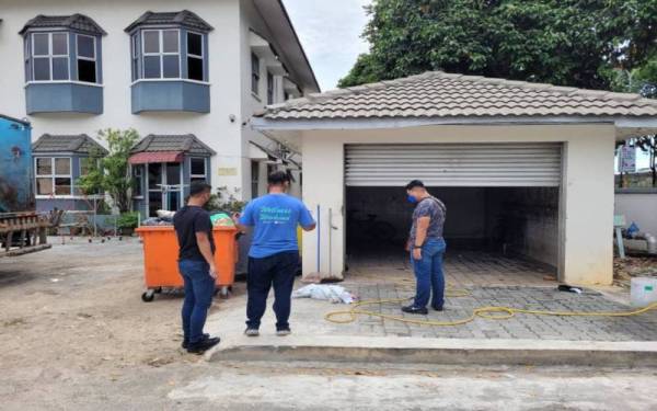 Polis menerima laporan daripada seorang lelaki tempatan yang menemui bayi di tempat buang sampah, pada Khamis.