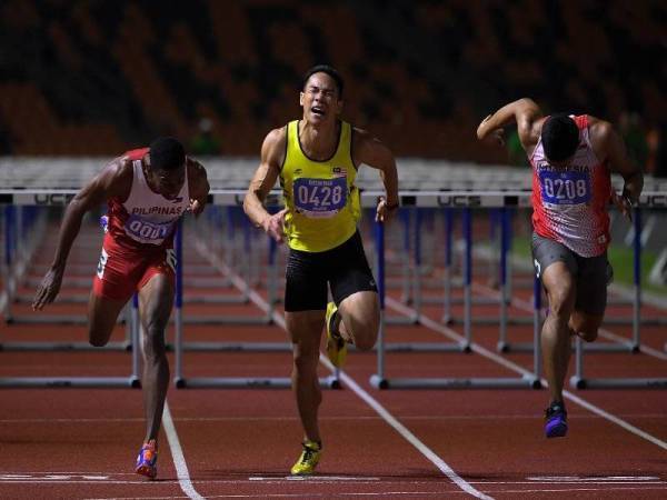 Rayzam Shah beraksi pada acara 110 meter berpagar sempena Sukan SEA 2019 di Athletics Stadium, New Clark City. - Foto Bernama
