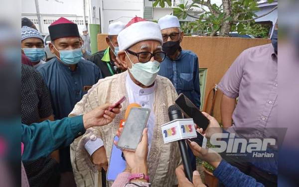 Abdul Hadi ketika ditemui selepas menyampaikan kuliah mingguan di Masjid Rusila, di sini pada Jumaat.