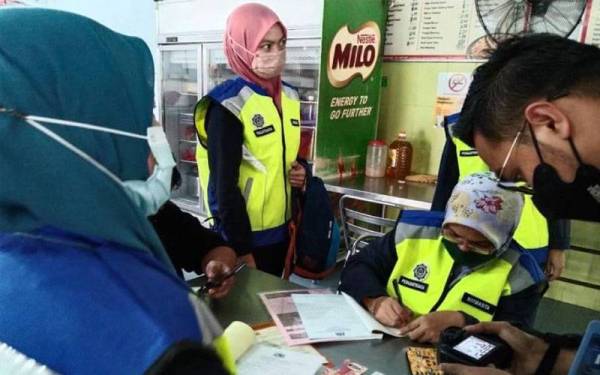 Sebuah restoran di Peringgit di sini diserbu penguat kuasa Jabatan Agama Islam Melaka (JAIM). - Foto Bernama