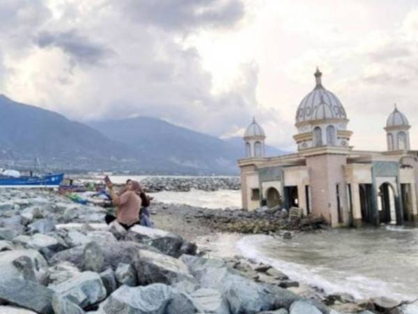 Pengunjung berswafoto berlatar belakangkan Masjid Terapung Arkam Babul Rahman - Foto ANTARA