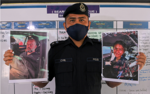 Cyril Edward menunjukkan gambar dua daripada tiga penyelam warga Britain, Adrian Peter Chesters (kiri) dan warga Perancis, Alexia Alexandra Molina (kanan) yang ditemukan selamat di selatan Pengerang dekat Kota Tinggi ketika sidang akhbar pada Sabtu. - Foto Bernama