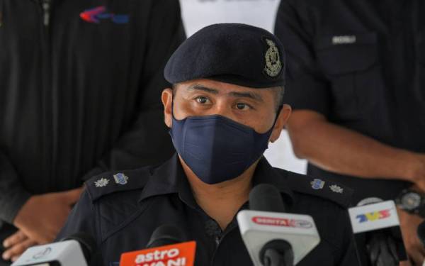 Cyril Edward ketika sidang akhbar Op Carilamat bagi mengesan seorang lagi penyelam warga asing di Pangkalan Hadapan Carilamat Jeti Awam Majlis Daerah Mersing pada Sabtu. - Foto Bernama