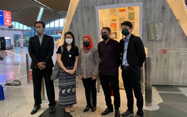 Nancy (tengah) bergambar di hadapan arca awam di KUL Art Airport di KLIA, di sini, pada Sabtu.