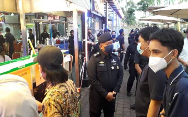 Kamarul Zaman (tengah) beramah mesra dengan orang ramai dalam Program Berbuka Puasa Ketua Polis Johor Bersama Anggota Ops Tambak di pekarangan Johor Bahru Angsana Mall, Johor Bahru, pada Sabtu.