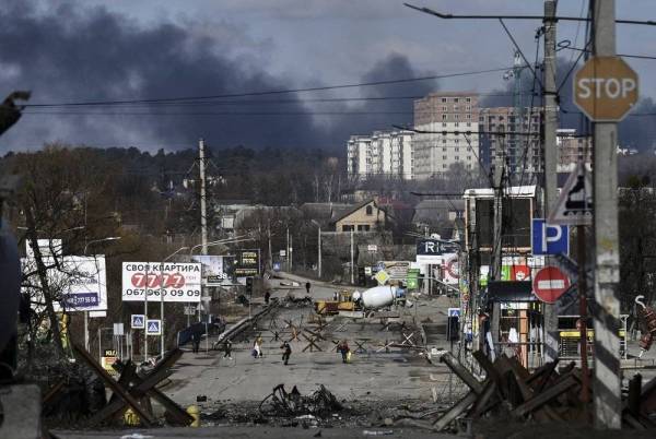 Rusia mendakwa tentera cuba dituduh Ukraine melakukan pembunuhan penduduk awam di bandar Irpen. - Foto AFP