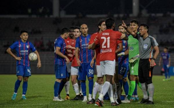 Pengadil perlawanan, Razlan Joffri Ali mengarahkan pemain KL City FC, Kenny Pallraj keluar padang. -Foto Bernama