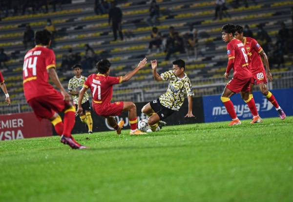 Pemain pasukan Perak FC Royizzat Daud (tengah) mengasak pemain Selangor FC 2 Haiqal Haqeemi (dua, kiri) pada saingan Liga Premier Malaysia 2022 di Stadium Perak malam ini.