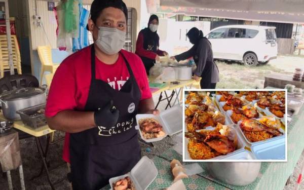 Zulfarizan membungkus nasi beriani yang ditempah pelanggan di gerainya yang beroperasi di Kampung Telaga Daing, Seberang Takir di Kuala Nerus.