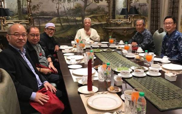 Sumber gambar daripada siaran di Facebook rasmi Muhyiddin pada Ahad