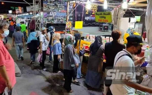 Orang ramai tidak melepaskan peluang cuti di hujung minggu untuk mendapatkan keperluan Hari Raya di Up Town Shah Alam.