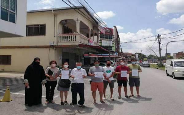 Sebahagian pemilik dan penyewa yang membantah tanah mereka diambil bagi projek naik taraf jalan.