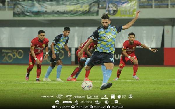 Penyerang import Haria Penang Haria, Hilal El-Helwe menyempurnakan sepakan penalti pada perlawanan berkenaan. - foto Penang FC