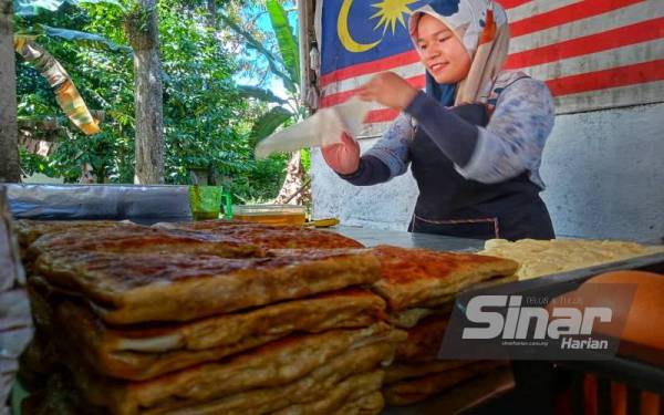 Nur Fatihah tidak menang tangan menyiapkan permintaan pelanggan martabaknya.