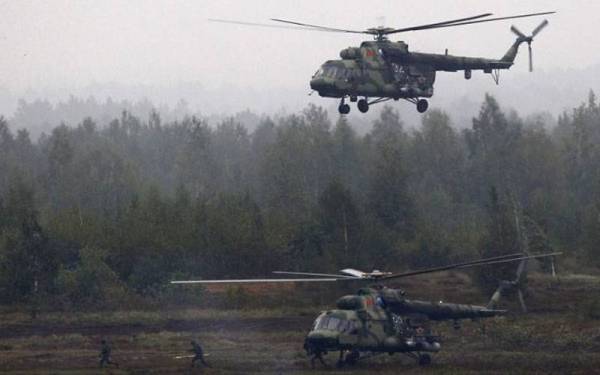 Gambar fail menunjukkan dua helikopter yang digunakan tentera Ukraine. - Foto Reuters