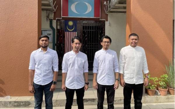 Adam Adli (dua dari kiri) mengesahkan bertanding sebagai calon Ketua AMK dalam sesi pemilihan Parti Keadilan Rakyat (PKR) pada kali ini.