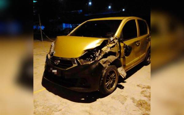 Perodua Myvi yang dinaiki suspek terbabas di stesen minyak di Gertak Chaber, Tanah Merah selepas cuba melarikan diri daripada polis.