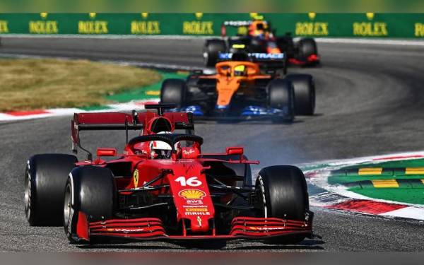 Leclerc (hadapan), memecut laju meninggalkan pelumba lain pada GP Australia pada Isnin. - Foto Getty Images