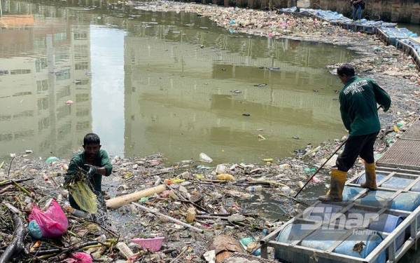 Pekerja pembersihan mengutip satu tan sampah daripada 'log boom' Sungai Pinang setiap hari.