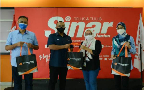 Nizam (dua dari kiri) menyerahkan pek makanan sebagai simbolik kepada Ketua Projek Program Iftar Ala Madinah @Karangkraf, Firdaus Hussamuddin (dua dari kanan) pada Isnin.