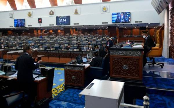 Suasana di dalam Dewan Rakyat pada Mesyuarat Khas Penggal Kelima Majlis Parlimen Ke-14 di Bangunan Parlimen pada Isnin. - Foto Bernama 