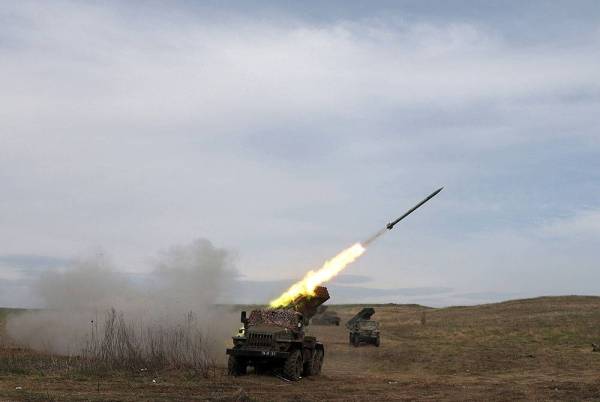 Tentera Ukraine melepaskan roket BM-21 ke arah tentera Rusia di Lugansk, wilayah Donbas. - AFP