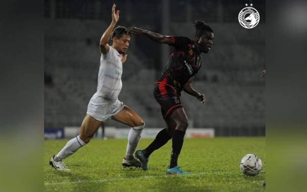 Antara aksi perlawanan Kuching City FC menentang Kelantan FC di Stadium Negeri, Kuching pada Isnin.