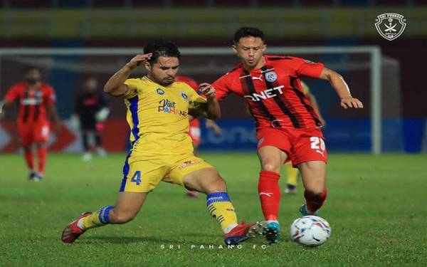 Aksi Liga Super antara Sri Pahang dan PJ City di Stadium Darul Makmur pada Sabtu lalu mencetuskan kontroversi selepas pengadil membenarkan gol ofsaid dijaringkan pasukan pelawat. - Foto FB Sri Pahang FC