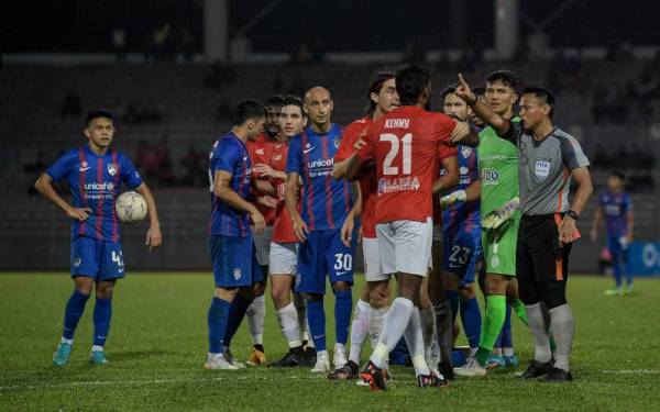 Pengadil perlawanan, Razlan Joffri Ali memberi arahan supaya pemain KL City FC, Kenny Pallraj Davaragi untuk keluar padang selepas dilayangkan kad merah kepadanya kerana mengasari pemain Johor Darul Ta’zim pada saingan Liga Super di Stadium Bola Sepak Kuala Lumpur minggu lalu. - Foto Bernama