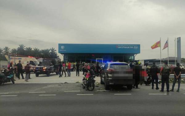 Kemalangan membabitkan motosikal Honda RS-X dan SUV Proton X70 di Jalan Persiaran Puncak Alam 6, berhampiran sebuah premis jualan kereta pada Isnin.