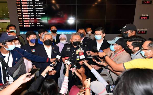 Abd Jalil (tengah) bersama Timbalan Ketua Setiausaha (Hubungan Dua Hala) Kementerian Luar Negeri, Datuk Amran Mohamed Zin ketika sidang media mengenai kepulangan 12 daripada 16 rakyat Malaysia yang menjadi mangsa penipuan tawaran kerja di Kemboja di klia2 pada Selasa. - Foto Bernama