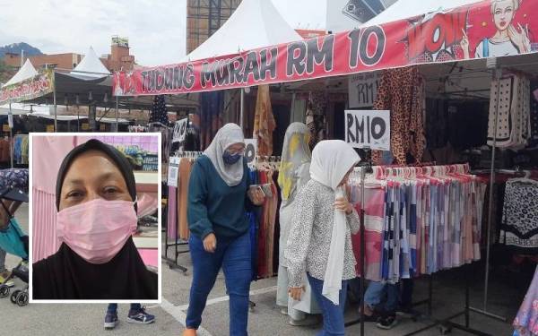 Jualan di bazar Aidilftri Stadium, Kuantan didakwa masih perlahan akibat kekurangan pelanggan. (Gambar kecil: Zarina)