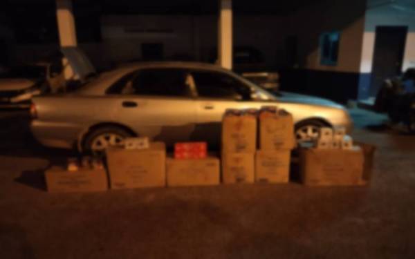 Pelbagai jenis mercun dalam sebuah kereta jenis Proton Waja dirampas di Rantau Panjang, pada Isnin. - Foto ihsan PDRM