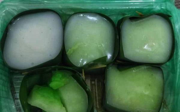 Kuih pelita basi dan berlendir yang dibeli di sebuah bazar di Kuantan.