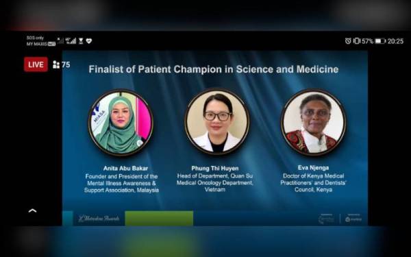 Anita (kiri) menerima anugerah dalam kategori ‘The Patient Champion for Science and Medicine’.