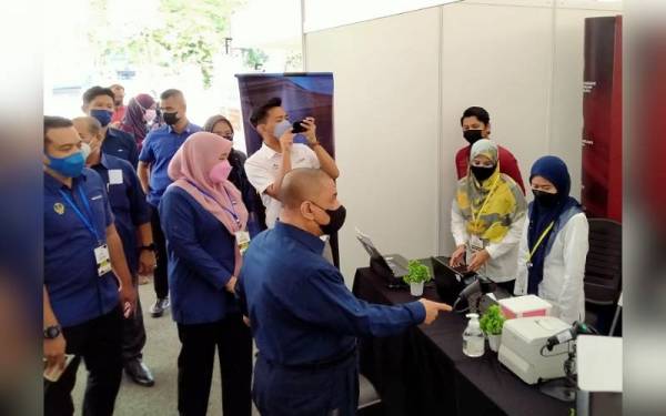 Saarani (kiri) melawat reruai Pejabat Daerah dna Tanah Ipoh sempena program Hari Bersama Pelanggan Kerajaan Negeri Perak di Stadium Indera Mulia pada Selasa.