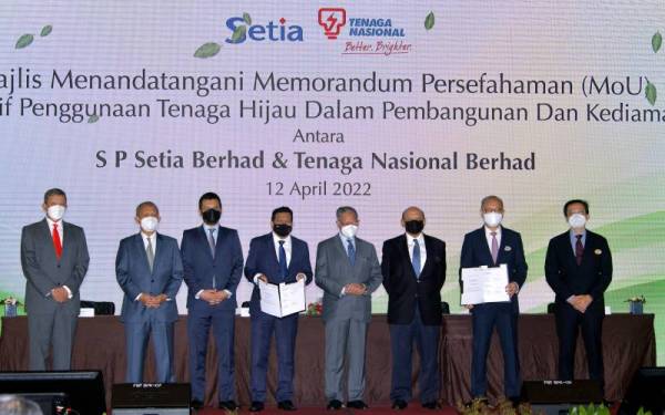 Mustapa (empat, kanan) pada Majlis Menandatangani Memorandum Persefahaman (MoU) antara S P Setia Berhad yang diwakili oleh Kai Wai (dua, kanan) dengan Ir Megat Jalaluddin (empat, kiri) di sebuah hotel pada Selasa. - Foto Bernama