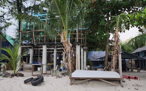 Antara struktur yang didakwa dibina di kawasan pantai Tanjung Tokong.