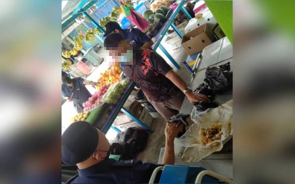 Pemeriksaan mendapati sebuah gerai menjual buah-buahan menyediakan nasi bungkus dan air untuk 'geng plastik hitam' ketika serbuan dilakukan.