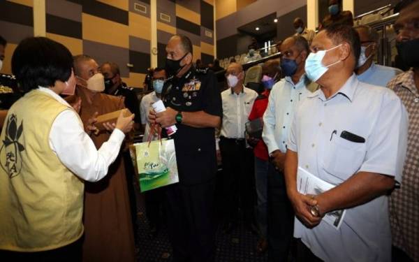 Mior Faridalathrash bersama wakil ketua rumah ibadat yang hadir dalam Perjumpaan Ketua Polis Perak bersama Persatuan-persatuan Rumah Ibadat Perak di Auditorium Pangkalan Latihan Pasukan Gerakan Udara (PLPGU) di Ipoh pada Selasa.