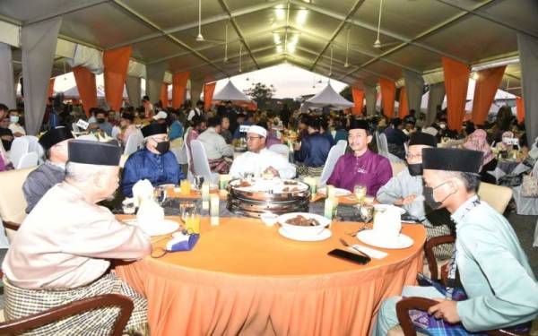 Amirudin (empat, kanan) ketika Majlis Iftar Perdana Unisel di Dataran Konvo Unisel Kampus Bestari Jaya, pada Selasa.