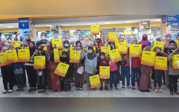 Suraya (barisan belakang, tengah) pada Majlis Iftar dan Meraikan 50 Anak Yatim Daerah Pendang di pasar raya Mydin Taman Saga, Alor Setar pada Selasa.