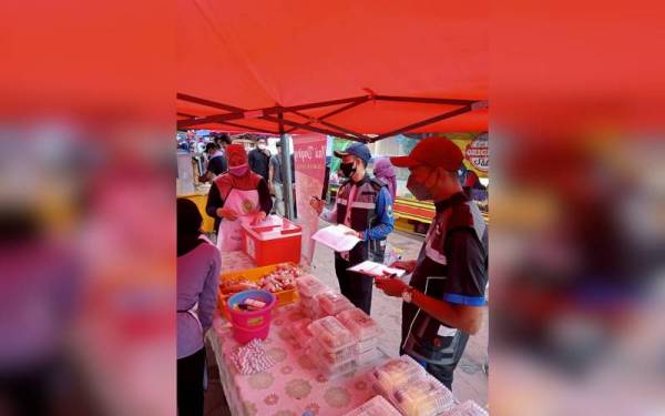 Anggota dari Jabatan Kesihatan Negeri Kedah melakukan operasi pemeriksaan bazar Ramadan di bazar Ramadan Kelang Lama, Kulim, dekat sini, bagi memastikan keselamatan dan kebersihan makanan yang dijual terjamin.