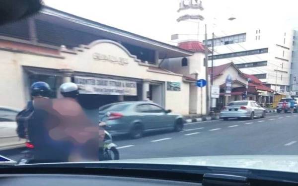 Gambar tular memaparkan penunggang lelaki yang hanya mengenakan seluar pendek manakala pembonceng wanita hanya berpakaian di Jalan Tok Lam, Kuala Terengganu.